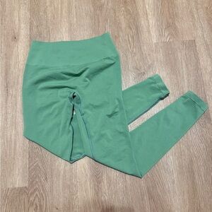 Alphalete Women's Seamless Scrunch Legging - AMPLIFY MID RISE LEGGING - Small